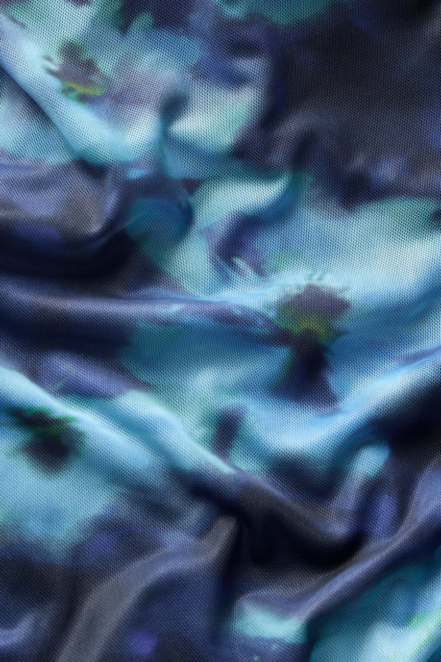 Robe bleue sans manches de JJXX, avec des motifs abstraits et flous en bleu et vert.