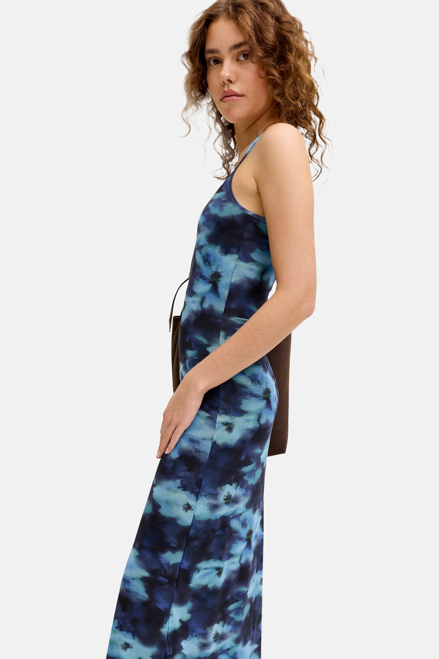 Robe bleue sans manches de JJXX, avec un motif batik bleu et noir et un sac marron.