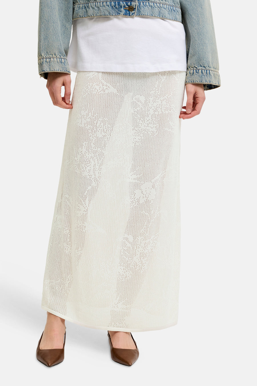 Jupe longue blanche de JJXX avec motif ajour détaillé, stylisée avec une veste en jean.