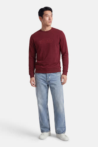 Pull rouge à col rond de ORIGINALS BY JACK & JONES, avec imprimé texte sur la poitrine, à combiner avec un jean et des baskets blanches.