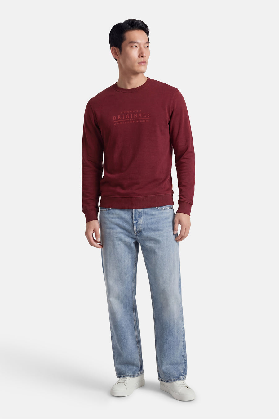 Pull rouge à col rond de ORIGINALS BY JACK & JONES, avec imprimé texte sur la poitrine, à combiner avec un jean et des baskets blanches.