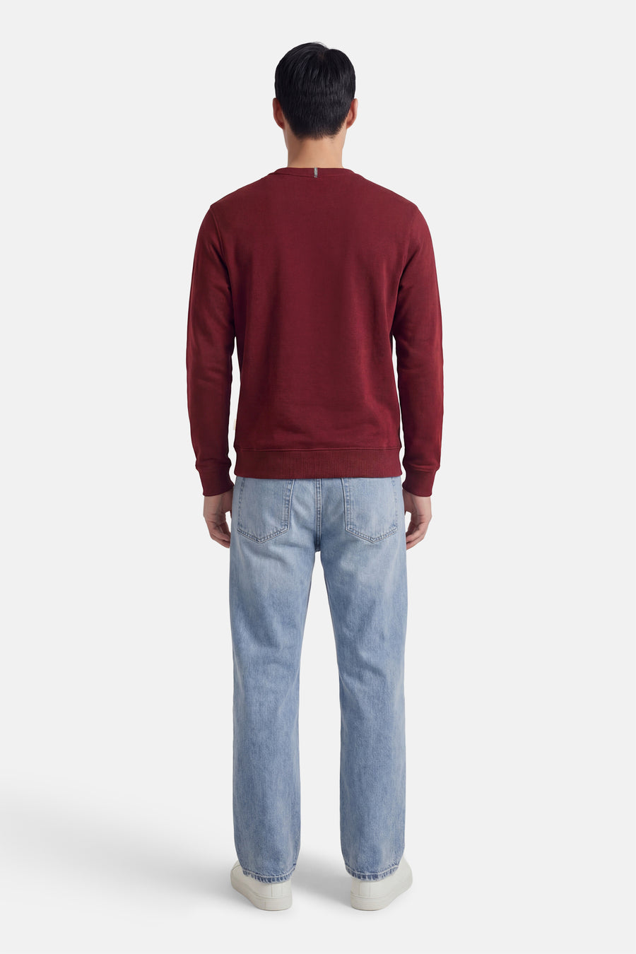 Pull rouge à col rond de ORIGINALS BY JACK & JONES, à manches longues, combiné avec un jean bleu.