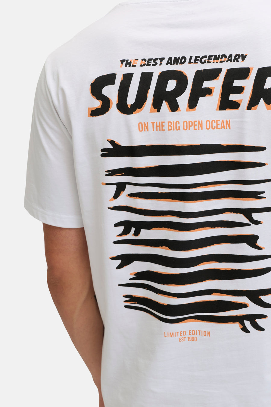 T-shirt blanc à manches courtes JJREBEL, avec illustrations de planches de surf noires et texte orange au dos.