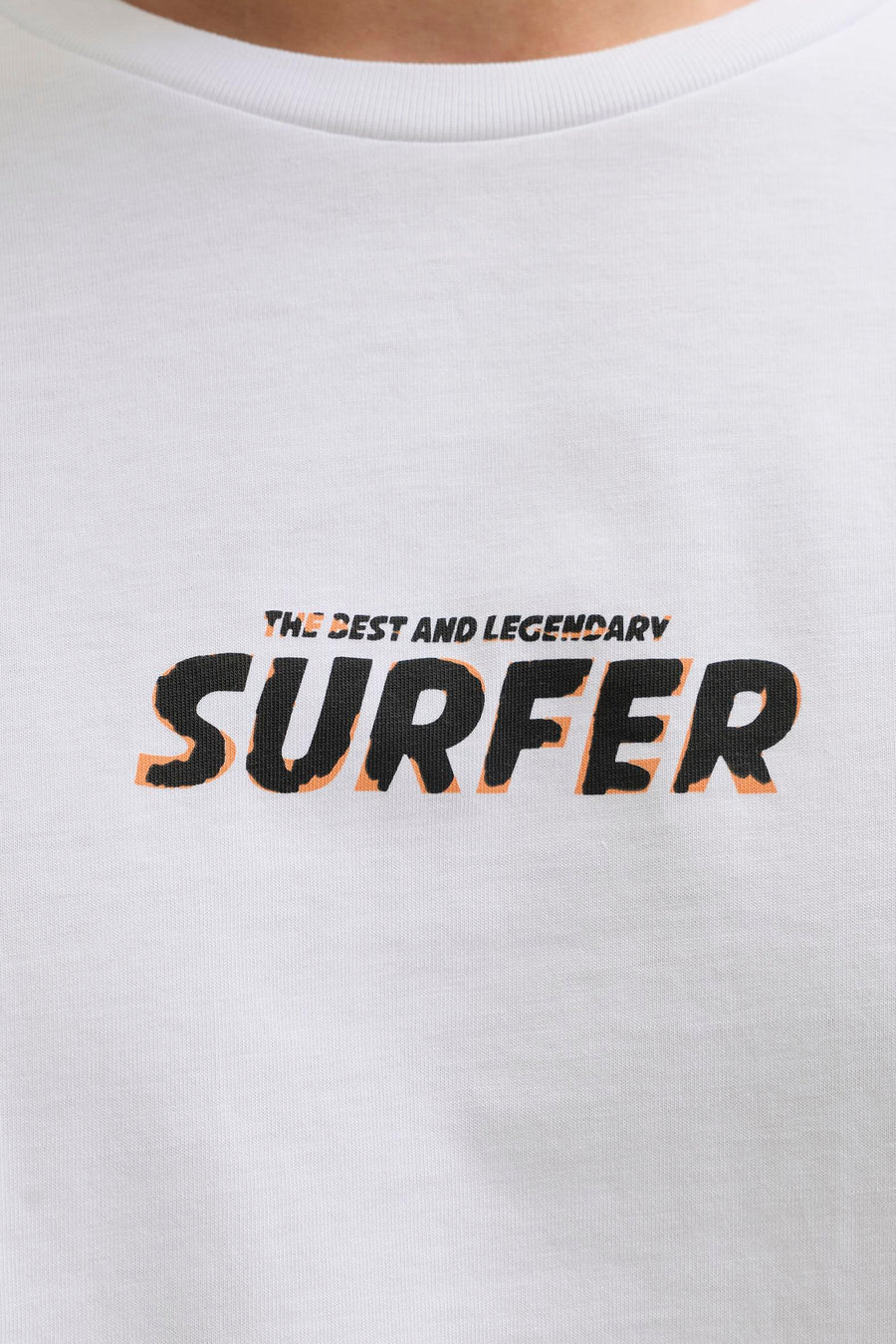 T-shirt blanc JJREBEL, avec une impression noire du texte "The best and legendary surfer".