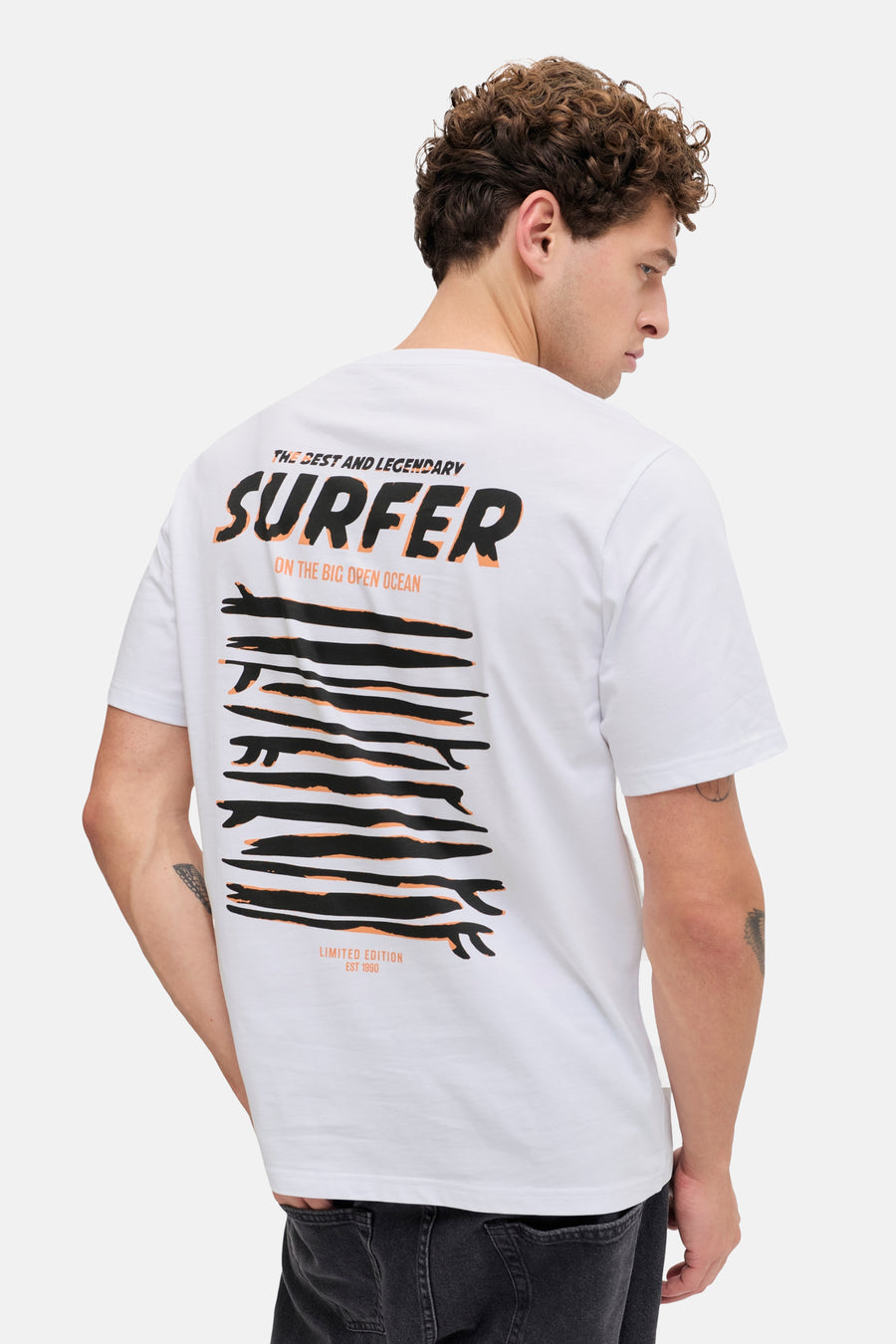 T-shirt blanc JJREBEL, avec imprimé planche de surf noire et accents orange au dos.