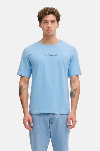 T-shirt bleu de JJREBEL, à manches courtes, avec imprimé texte sur la poitrine et coupe décontractée.