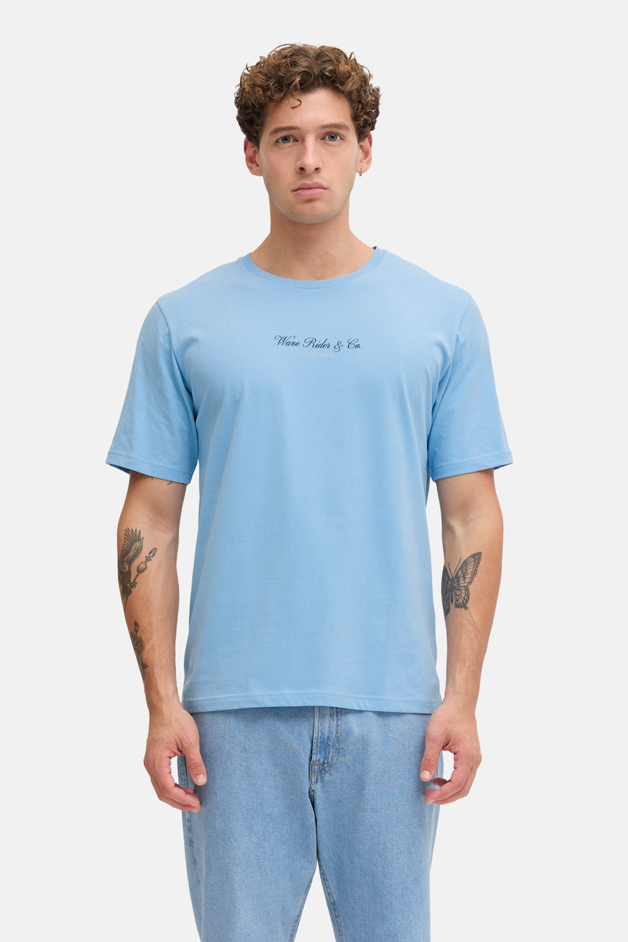 T-shirt bleu de JJREBEL, à manches courtes, avec imprimé texte sur la poitrine et coupe décontractée.