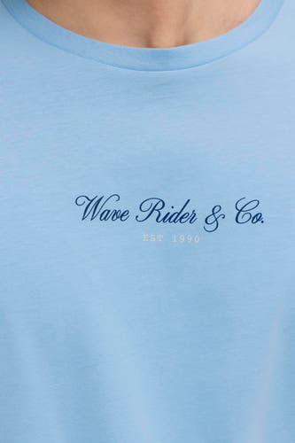 T-shirt bleu de JJREBEL avec l'inscription "Wave Rider & Co. EST 1990" dessus.