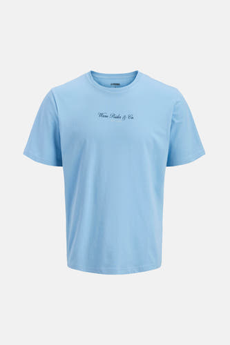 T-shirt bleu à manches courtes de JJREBEL avec un petit imprimé sur la poitrine.