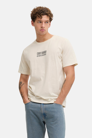 T-shirt écru de JJREBEL, à manches courtes et avec un imprimé graphique sur la poitrine.