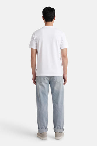 T-shirt blanc à manches courtes ORIGINALS BY JACK & JONES, dos, combiné avec un jean clair et des baskets grises.