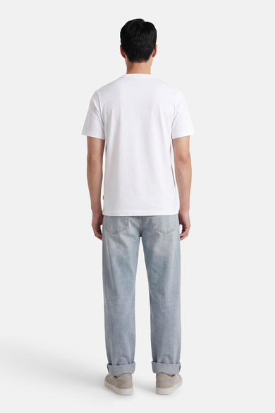 T-shirt blanc à manches courtes ORIGINALS BY JACK & JONES, dos, combiné avec un jean clair et des baskets grises.