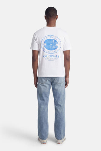 T-shirt blanc à manches courtes de ORIGINALS BY JACK & JONES, avec imprimé bleu Nantucket au dos, à porter avec un jean et des baskets.