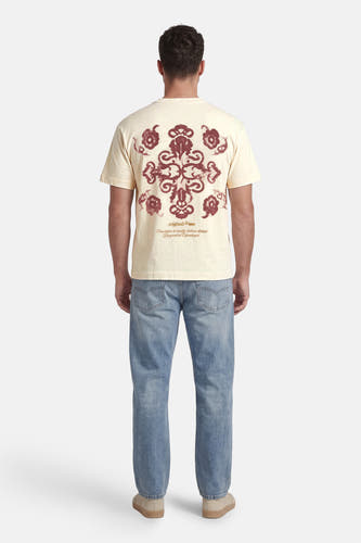 T-shirt beige de ORIGINALS BY JACK & JONES avec un grand motif ornemental rouge et du texte au dos.
