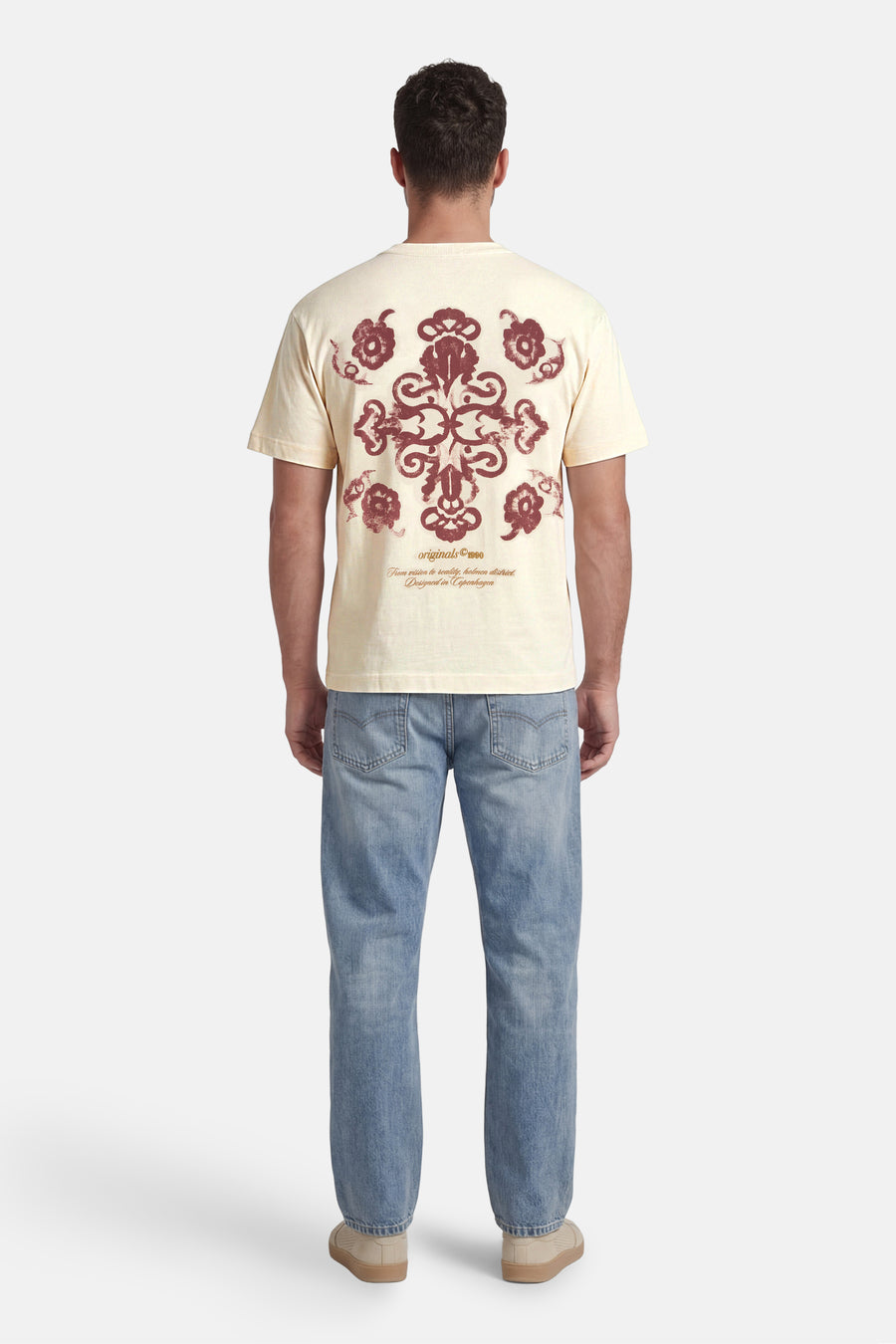 T-shirt beige de ORIGINALS BY JACK & JONES avec un grand motif ornemental rouge et du texte au dos.