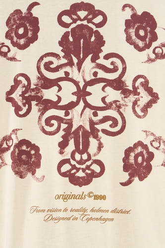T-shirt beige de ORIGINALS BY JACK & JONES avec imprimé ornemental symétrique rouge foncé et texte doré 'originals © 1990' et 'Designed in Copenhagen'.