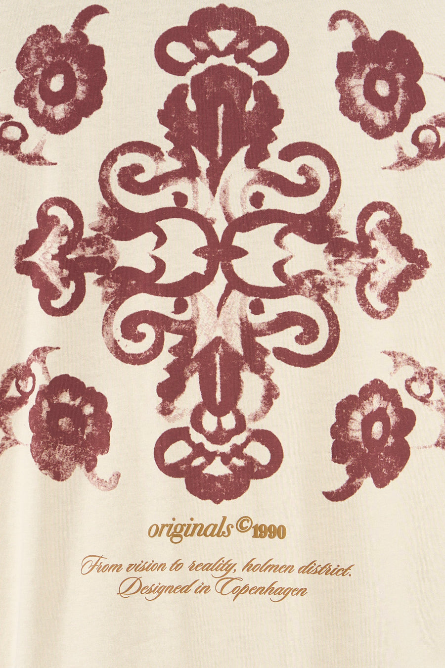 T-shirt beige de ORIGINALS BY JACK & JONES avec imprimé ornemental symétrique rouge foncé et texte doré 'originals © 1990' et 'Designed in Copenhagen'.