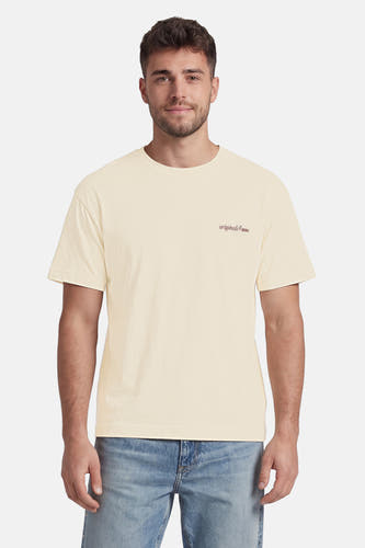T-shirt beige de ORIGINALS BY JACK & JONES avec col rond, manches courtes et petit imprimé 'originals ©1990' sur la poitrine, porté par un homme.