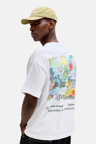 Wit T-shirt van ORIGINALS BY JACK & JONES, met een kleurrijke print op de rug en een zandkleurige baseball cap.