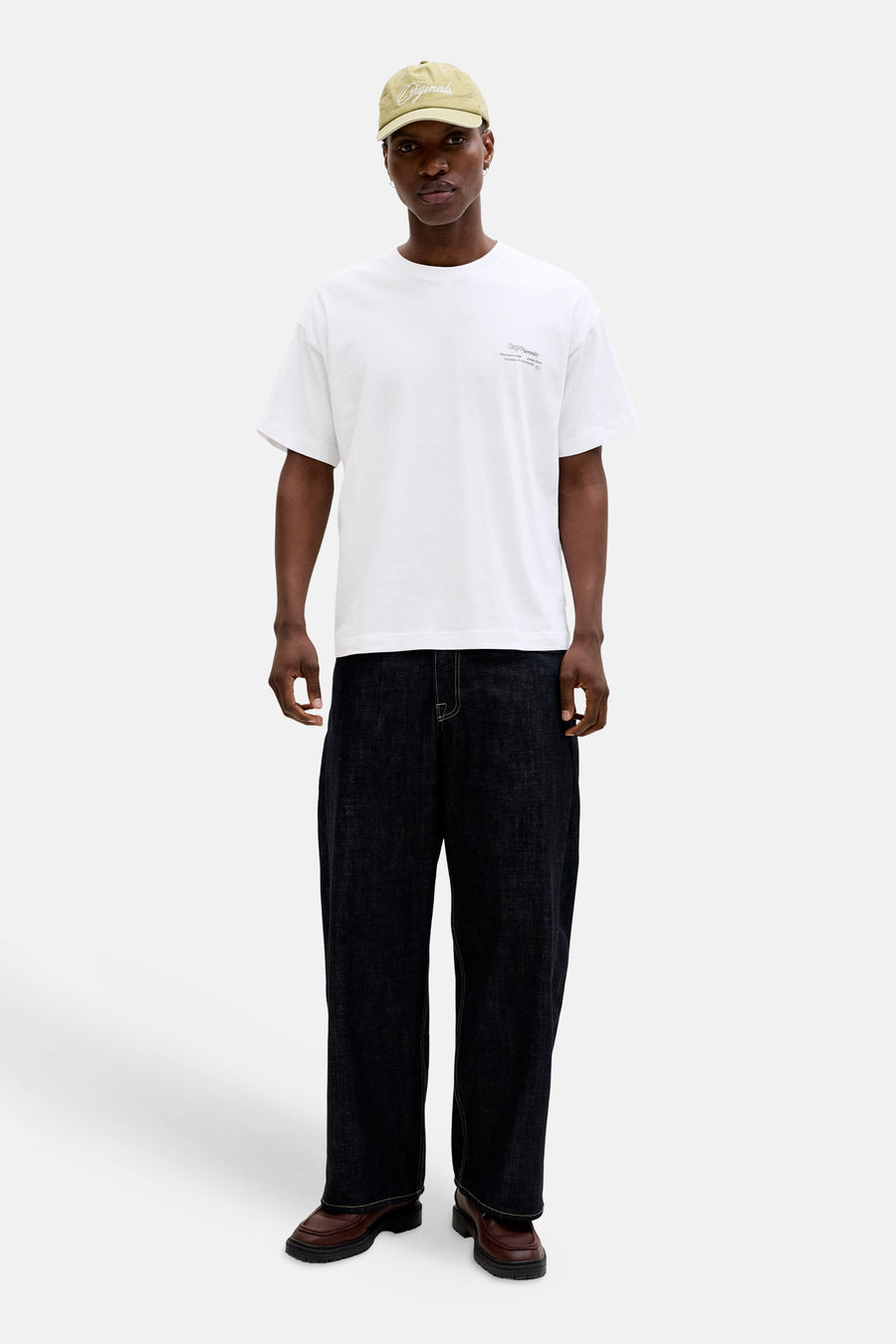 Wit T-shirt van ORIGINALS BY JACK & JONES, met korte mouwen en een kleine tekstprint op de borst.