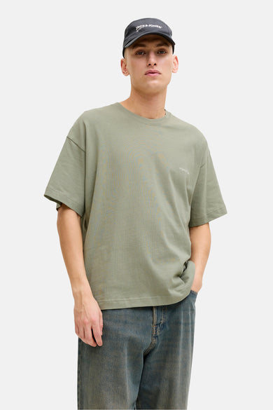 T-shirt vert de ORIGINALS BY JACK & JONES, à manches courtes et avec un imprimé texte discret sur la poitrine.