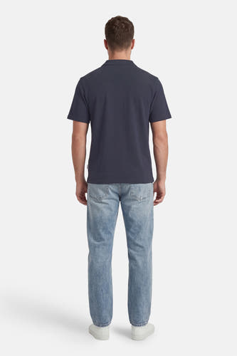 Polo bleue de ORIGINALS BY JACK & JONES, dos, portée avec un jean clair et des baskets blanches.