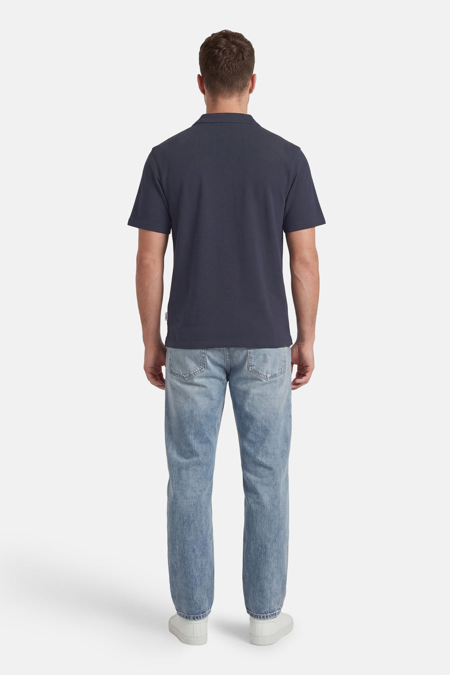 Polo bleue de ORIGINALS BY JACK & JONES, dos, portée avec un jean clair et des baskets blanches.