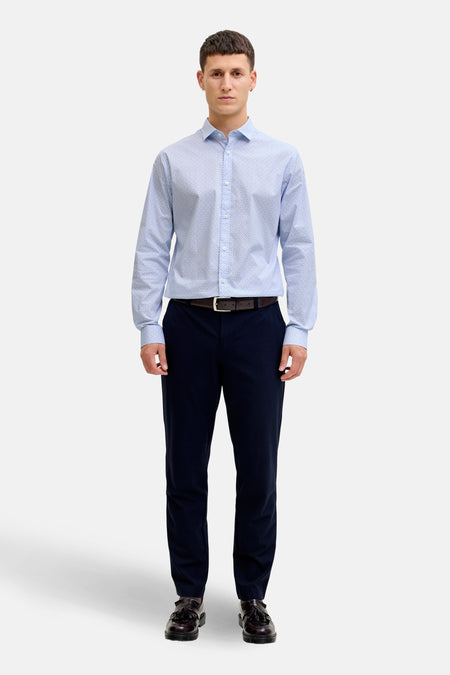 Blauw overhemd met lange mouwen van PREMIUM by JACK & JONES, met een fijn stippenpatroon, gecombineerd met donkere pantalon en leren schoenen.
