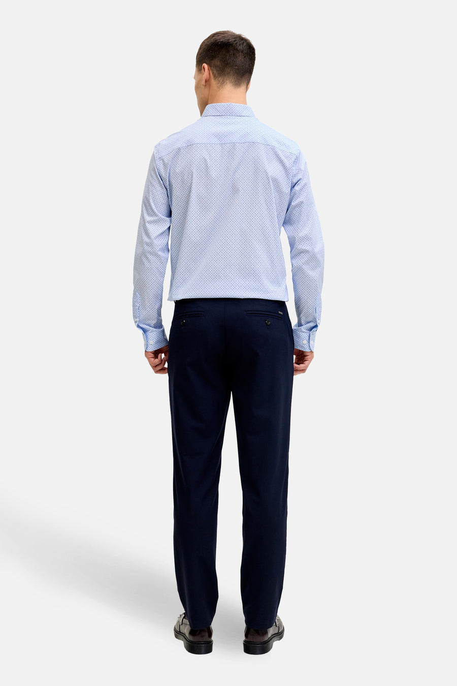 Chemise bleue à manches longues de PREMIUM by JACK & JONES, avec un motif subtil, associée à un pantalon bleu foncé.