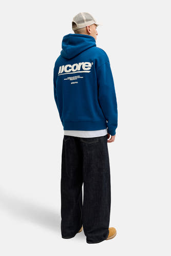 Sweat à capuche bleu de CORE BY JACK & JONES, vu de dos, combiné avec un jean ample et une casquette.