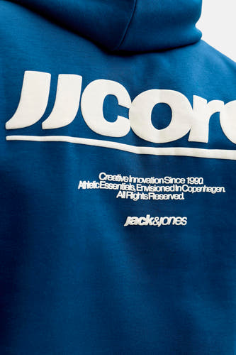 Sweat à capuche bleu de CORE by JACK & JONES, avec imprimé logo et texte blancs.