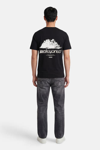 T-shirt noir de CORE BY JACK & JONES avec imprimé graphique blanc et logo dans le dos, porté par un homme.