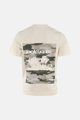 T-shirt écru de CORE BY JACK & JONES avec imprimé camouflage au dos, structures d'arbres blanches et les logos Jack & Jones et JJCore.