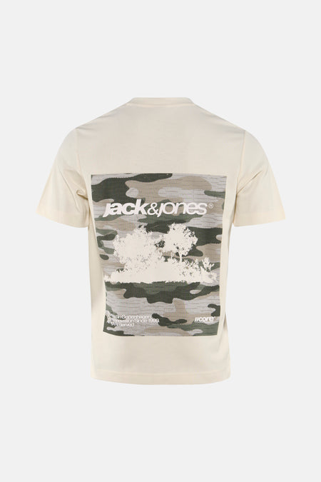 T-shirt écru de CORE BY JACK & JONES avec imprimé camouflage au dos, structures d'arbres blanches et les logos Jack & Jones et JJCore.