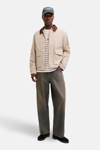 T-shirt à rayures rouges avec manches courtes d'ORIGINALS BY JACK & JONES, associé à une veste beige et des jeans foncés.