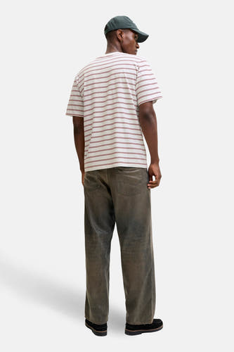 T-shirt rayé rouge avec manches courtes d'ORIGINALS BY JACK & JONES, associé à un chapeau vert uni et des jeans gris foncé.