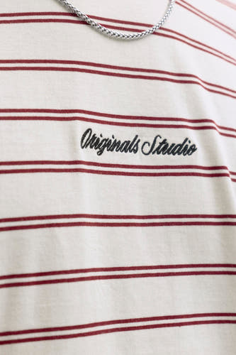 T-shirt rayé rouge avec manches courtes d'ORIGINALS BY JACK & JONES, avec du texte brodé et une chaîne argentée.