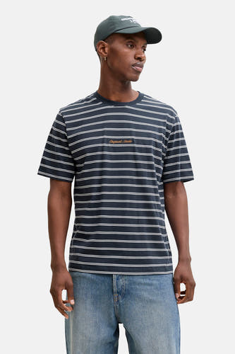 T-shirt bleu à manches courtes d'ORIGINALS BY JACK & JONES, avec imprimé rayé, porté sous un blouson en corduroy marron.