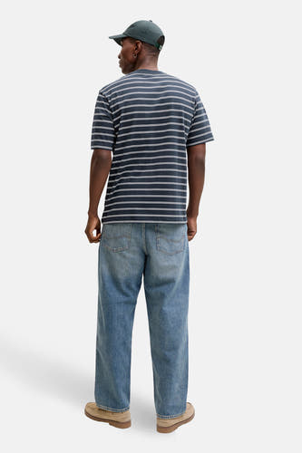 T-shirt bleu à manches courtes d'ORIGINALS BY JACK & JONES, avec un motif rayé, associé à des jeans et des chaussures.