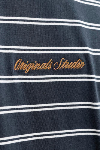 T-shirt rayé bleu avec manches courtes d'ORIGINALS BY JACK & JONES, avec du texte brodé sur la poitrine.