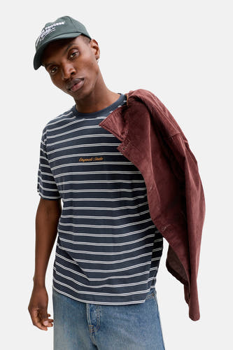 T-shirt rayé bleu d'Originals par Jack & Jones, avec un pull bordeaux sur l'épaule et une casquette.