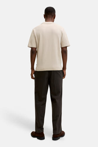 Polo beige à manches courtes de PREMIUM by JACK & JONES, vue de dos, avec pantalon marron et chaussures marron.