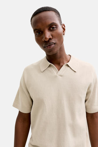Polo beige à manches courtes de PREMIUM by JACK & JONES, avec une texture subtile et un col ouvert.