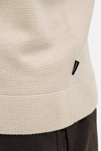 Polo beige à manches courtes de PREMIUM by JACK & JONES, avec une structure en maille fine et un détail d'étiquette noire.
