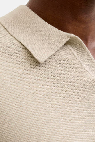 Polo beige à manches courtes de PREMIUM by JACK & JONES, gros plan sur le col et la texture tricotée.