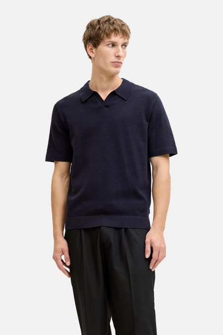 Polo bleu à manches courtes de PREMIUM by JACK & JONES, porté avec un pantalon noir et des chaussures marron.