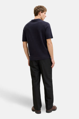 Polo bleu à manches courtes de PREMIUM by JACK & JONES, vue de dos, combinée avec un pantalon noir et des chaussures marron.