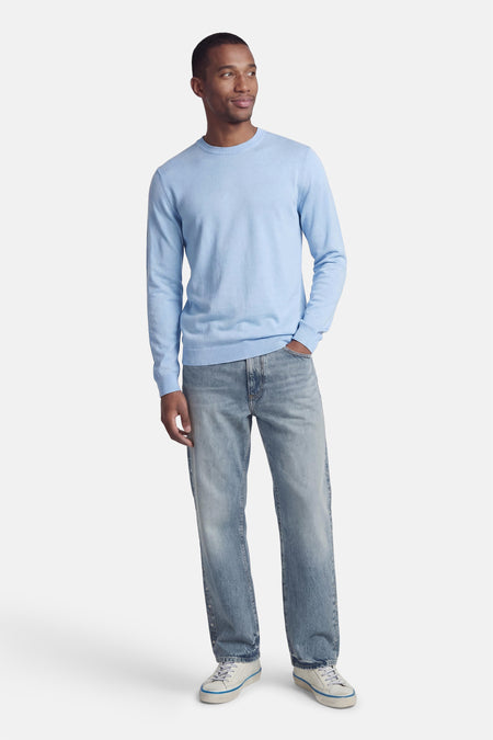 Pull bleu à col rond de PREMIUM by JACK & JONES, porté avec un jean et des baskets.