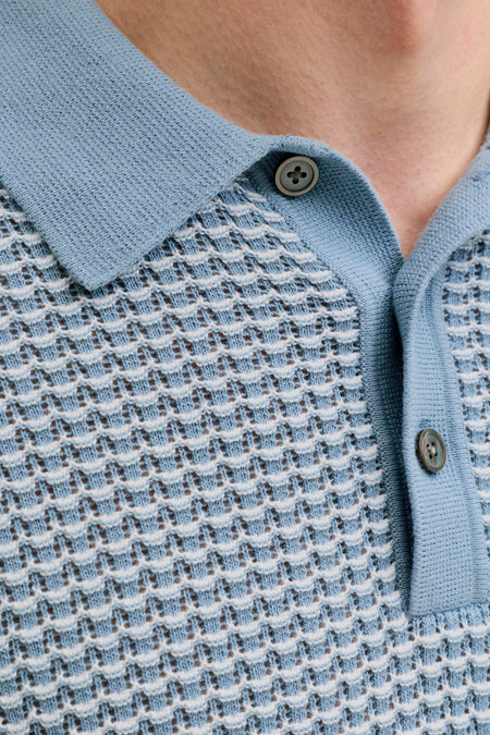 Polo-pull bleu de PREMIUM by JACK & JONES, avec un motif hexagonal blanc et des boutons visibles.