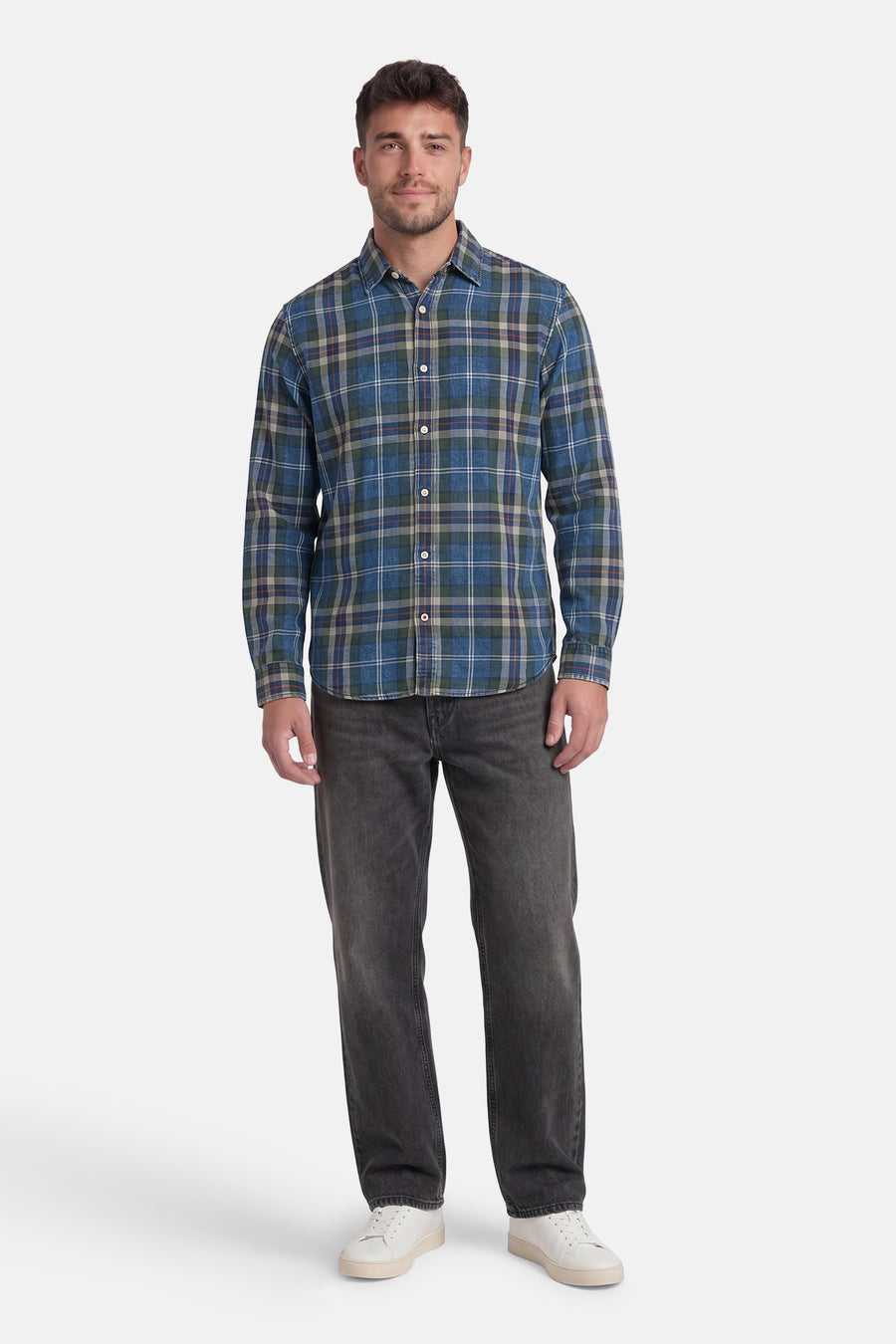 Chemise à carreaux bleus à manches longues de PREMIUM BLUE by JACK & JONES, portée avec un jean gris foncé et des baskets blanches.